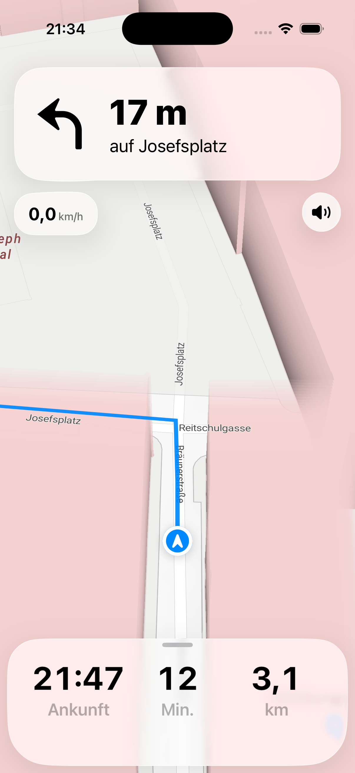 rarou auf einem iPhone während einer Navigation in Wien: nächstes Manöver, Straßen- oder Wegbezeichnung, Ankunftszeit und verbleibende Strecke.